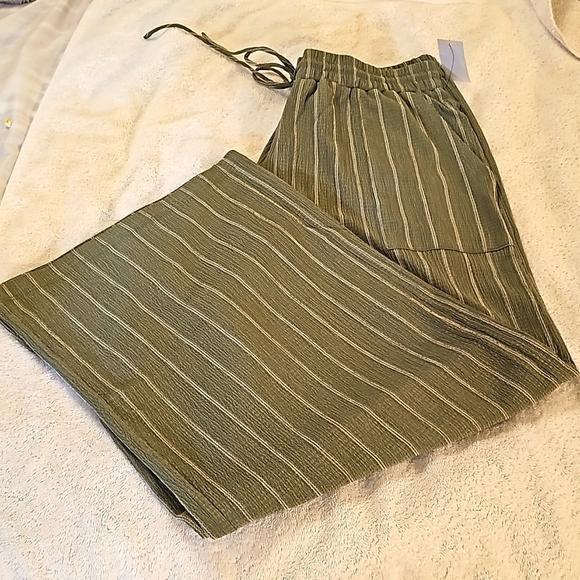 NWT Ruby & Wren Gauzy Cropped Drawstring Wide Pant. Lichen/White 2X - Picture 9 of 9
